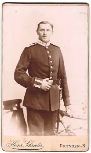 Fotografie Heinr. Schroeter, Dresden, Gardesoldat in Uniform mit Schirmmütze und Bajonett
