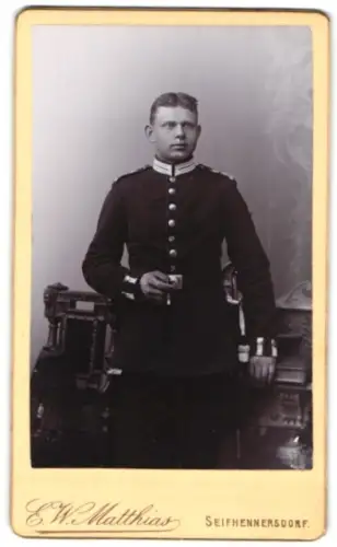 Fotografie E. W. Matthias, Seifhennersdorf, Gardesoldat in Uniform mit Paradehelm und Bajonett