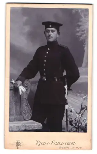 Fotografie Rich. Fischer, Copitz a. E., Hauptstrasse 14, Soldat vom Feld-Artillerie-Rgt. Nr. 28 in Uniform mit Bajonett