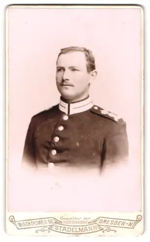 Fotografie H. Aug. Stadelmann, Dresden, Bischofsweg 56, Gardesoldat in Uniform