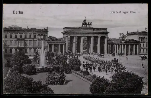 AK Berlin, Brandenburger Tor mit Soldaten