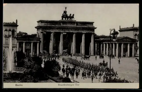 AK Berlin, Brandenburger Tor mit Soldaten