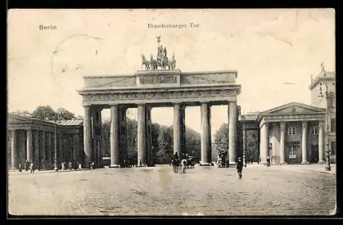 AK Berlin, Brandenburger Tor mit Strassenpartie