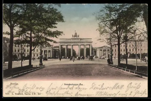 AK Berlin, Brandenburger Tor mit Strassenpartie