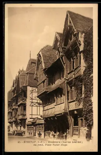 AK Étretat /S.-I., Boulevard Charles Lourdel, au fond, Place Victor-Hugo