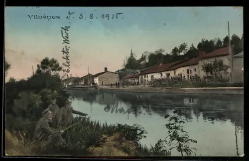 AK Vilosnes, Angler am Kanalufer mit Häuserzeile