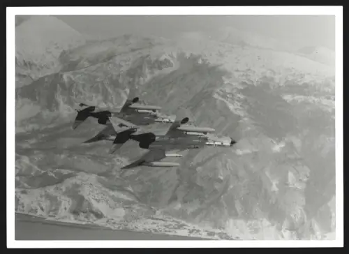 Fotografie Flugzeug Douglas F-4 Phantom, Jagdbomber der Luftstreitkräfte von Japan im Formationsflug