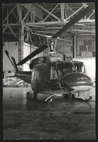 Fotografie Hubschrauber Bell UH-1 Huey der US-Army Kennung 536 in einem Hangar