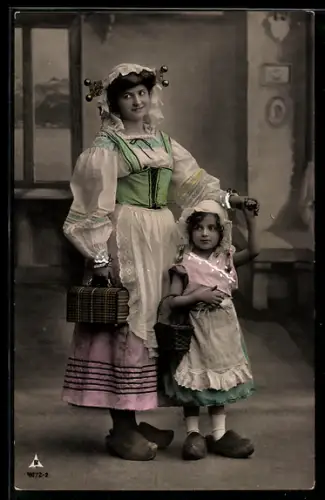 Foto-AK Photochemie Berlin Nr. 4072-2: Junge Holländerin und kleines Mädchen in Tracht