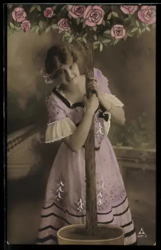 Foto-AK Photochemie Berlin NR 4277-3: Frau im Kleid hinter einem Rosenstrauch