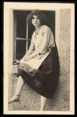 Foto-AK Photochemie Berlin Nr. 723-5: Junges Mädchen auf einer Fensterbank
