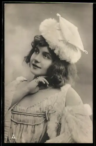 Foto-AK Photochemie Berlin Nr. 78: Junge Dame im Trägerkleid mit Pelzkappe