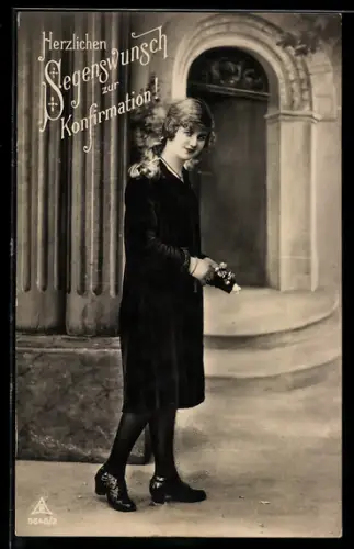 Foto-AK Photochemie Berlin Nr. 5648/2: Konfirmandin mit Gesangbuch vor der Kirche, Konfirmationsgruss