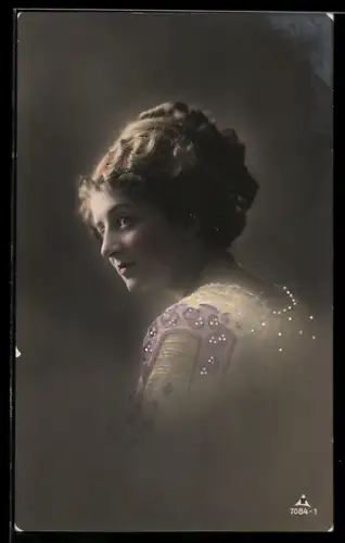 Foto-AK Photochemie Berlin Nr. 7084-1: Dame mit Locken u. gemustertem Kleid