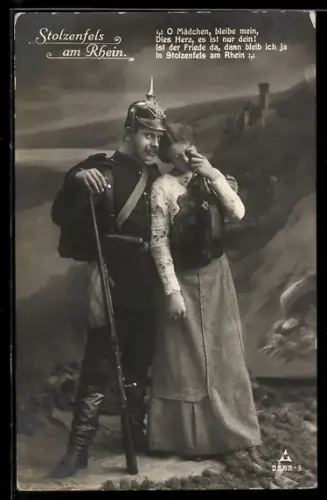 Foto-AK deutscher Soldat in Unifoem mit Pickelhaube und Gewehr tröstet sein Liebste, Stolzenfels am Rhein