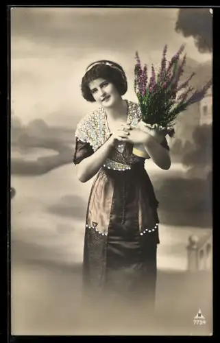 Foto-AK Photochemie Berlin Nr. 7734: Junge Dame mit blühender Heide im Topf