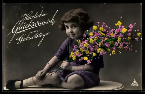 Foto-AK Photochemie Berlin Nr. 5981/6: Kind im Wollkleid mit Blumen, Geburtstagsgruss