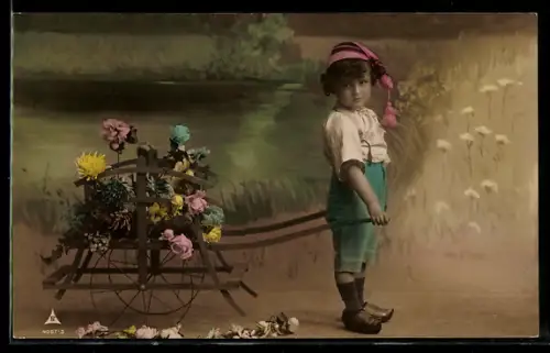 Foto-AK Photochemie Berlin Nr. 4087-3: Kleiner Zipfelmützenträger mit Blumenkarre
