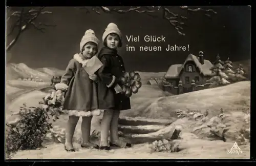 Foto-AK Photochemie Berlin Nr. 5979/4: Zwei kleine Mädchen im Schnee, Glücksklee, Neujahrsgruss