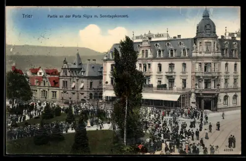 AK Trier, Strassenpartie an der Porta Nigra mit Sonntagskonzert
