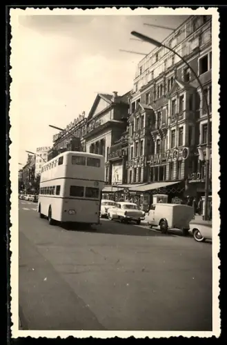 Foto-AK Berlin-Charlottenburg, Kurfürstendamm mit Autobus der Linie A66
