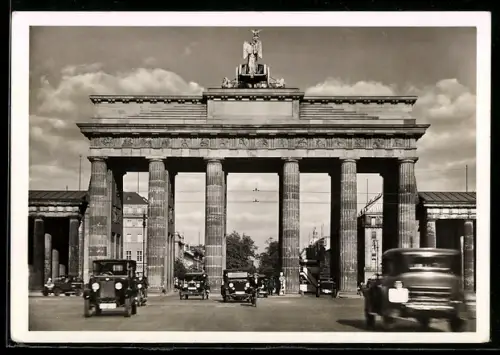 AK Berlin, Brandenburger Tor mit Strassenpartie
