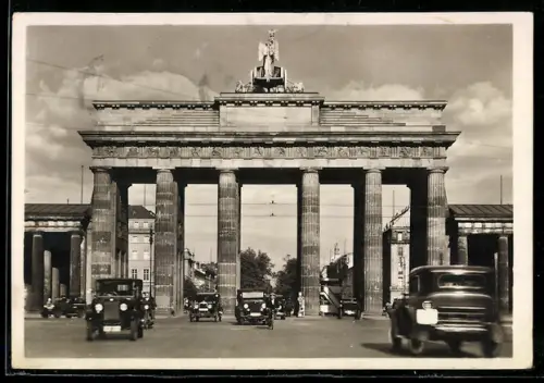 AK Berlin, Brandenburger Tor mit Strassenpartie