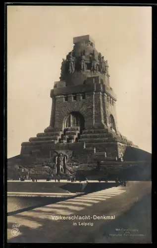 AK Leipzig, Völkerschlachtdenkmal mit Besuchern