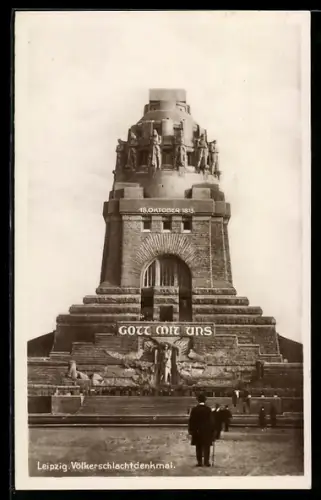 AK Leipzig, Mann vor dem Völkerschlachtdenkmal