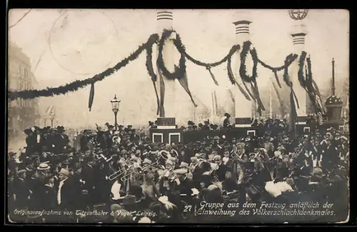 AK Leipzig, Völkerschlachtdenkmal, Gruppe aus dem Festzug anlässlich der Einweihung 1913