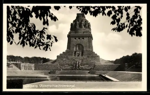 AK Leipzig, Völkerschlachtdenkmal mit Wasserbecken