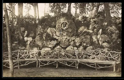 Foto-AK Usingen, Denkmal Landesdirektor Chr. Wirth im Schlosspark
