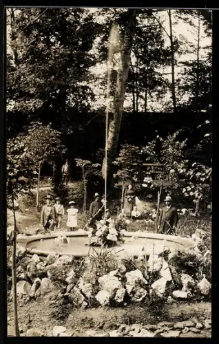 Foto-AK Usingen, Fontäne mit Besuchern im Schlosspark