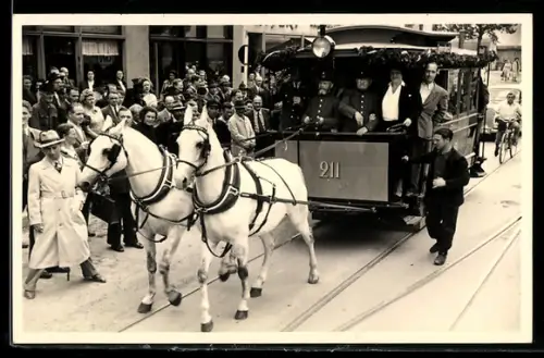 Foto-AK Pferdebahn 211 fährt durch eine Strasse