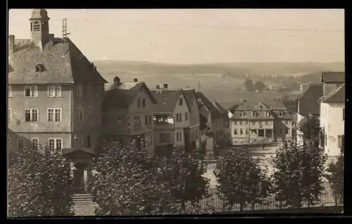 Foto-AK Usingen, Markt mit Rathaus und Denkmal