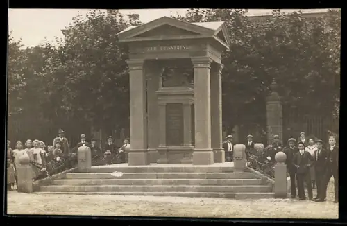 Foto-AK Usingen, Weihe des Kriegerdenkmals am Rathaus