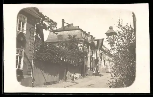 Foto-AK Usingen, Mit Flaggen behangene Wohnhäuser