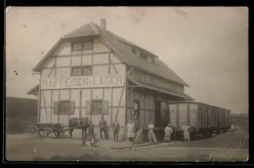 Foto-AK Usingen, Partie am Güterbahnhof, Aussenansicht, Raiffeisen-Lager