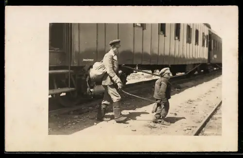 Foto-AK Erblindeter Soldat wird aus dem Zug geführt