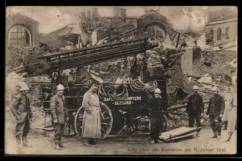 AK Lille, Feuerwehr bei einem zerstörten Haus nach der Explosion im Januar 1916