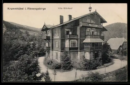 AK Krummhübel i. Riesengebirge, Villa Glückauf mit Gartenanlage