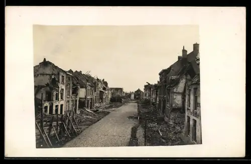 AK Friedrichsberg, Ortspartie mit zerstörten Häusern im Jahr 1945