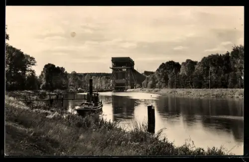 AK Niederfinow /Eberswalde, Schiffshebewerk und kleines Schiff