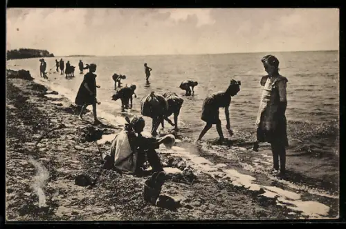 AK Wiek /Rügen, Kinder aus dem sächsischen Kinderheim am Strand