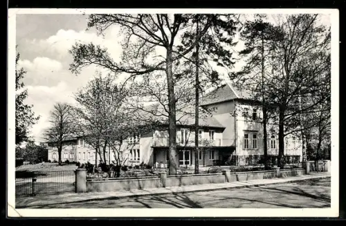 AK Soest /Westf., Walburgis-Stift, AUssenansicht mit Grünanlagen