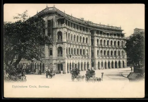 AK Bombay, Elphinstone Circle, Strassenszene mit kolonialem Gebäude und Pferdekutschen
