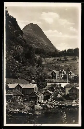 AK Geiranger /Merok, Blick auf Ort am Fjord mit Bootshäusern