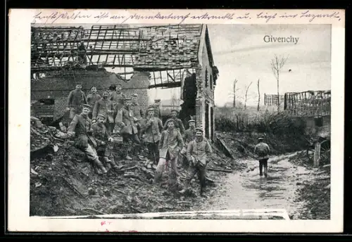 AK Givenchy, Soldaten vor zerstörtem Gebäude