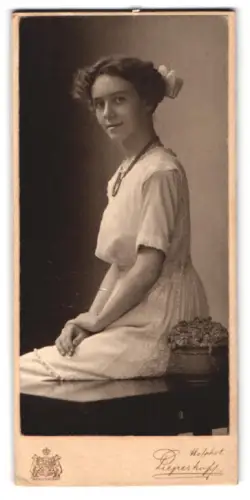 Fotografie L. Pieperhoff, Bayreuth, Festspielhaus, junge Frau im Profil