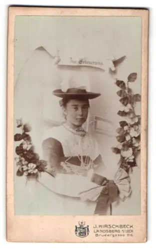 Fotografie J. Hirschbeck, Landsberg am Lech, Brudergasse 216, Porträt einer Dame mit Hut und Blumen